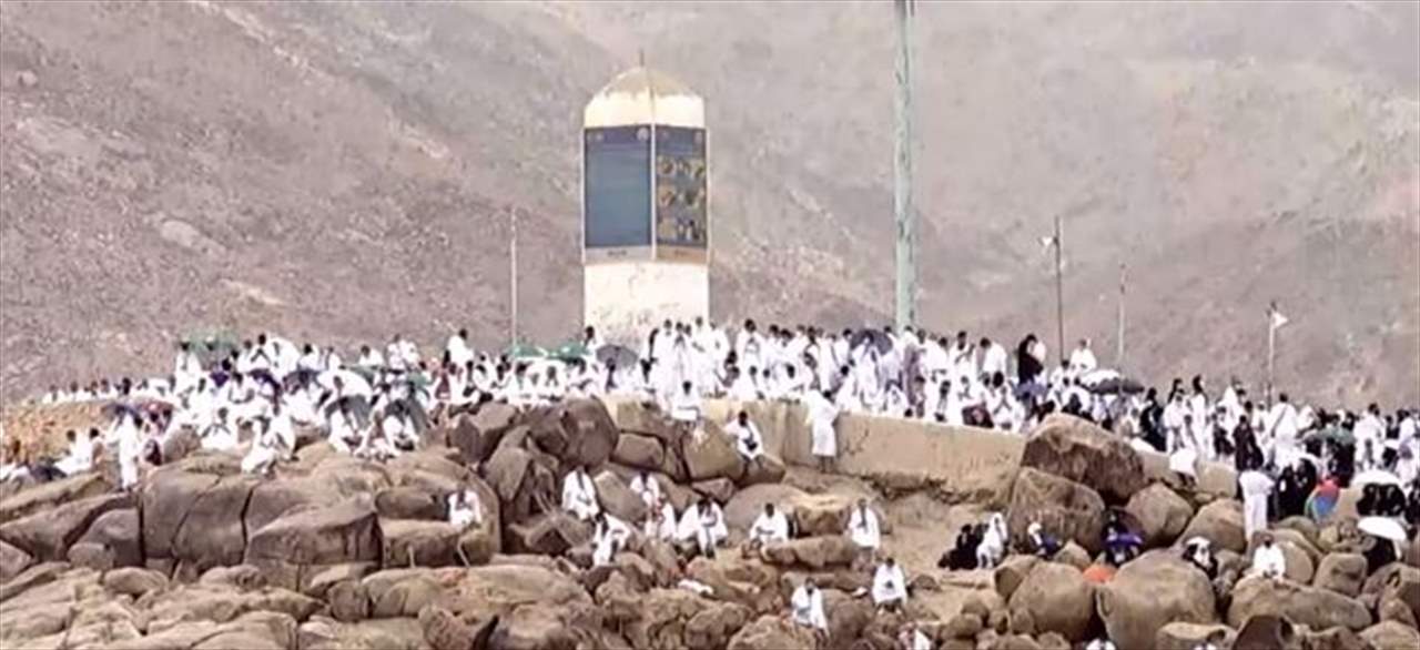 بالفيديو والصور .. الحجاج يتوافدون إلى صعيد عرفة