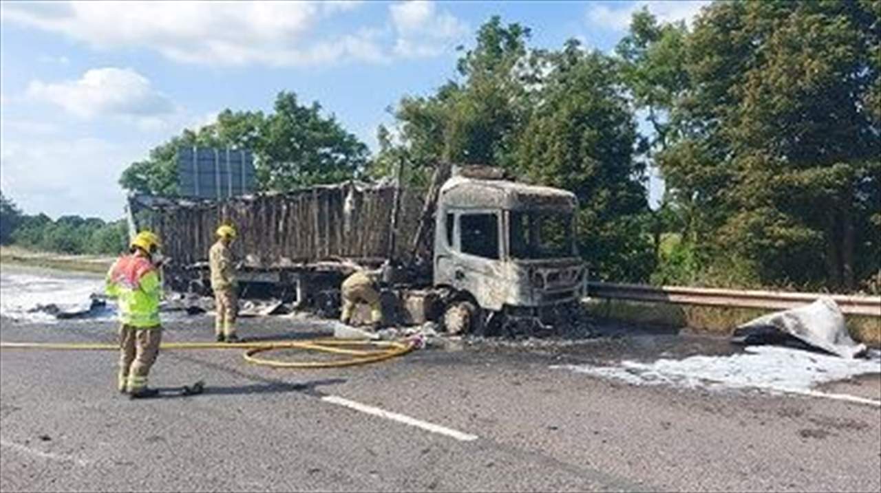 بالصور - استغل إقفال الطريق ثلاث ساعات ليلعب كرة القدم