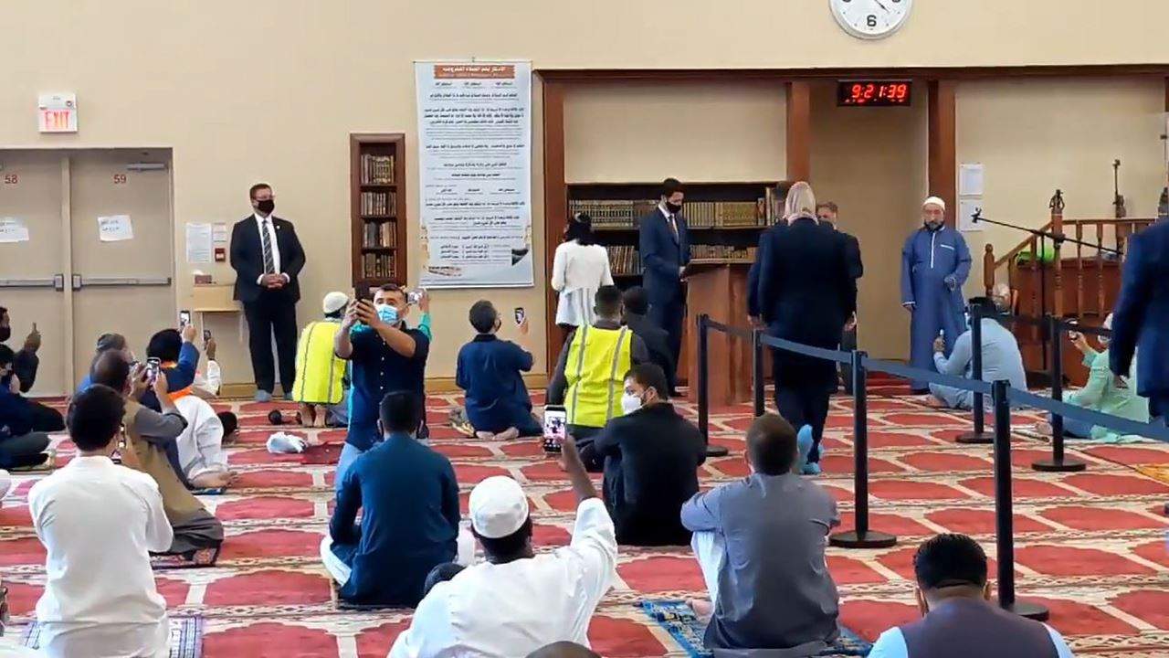 بالفيديو ـ جاستن ترودو يزور أحد مساجد مدينة هاميلتون الكندية ويهنىء المسلمين بعيد الأضحى