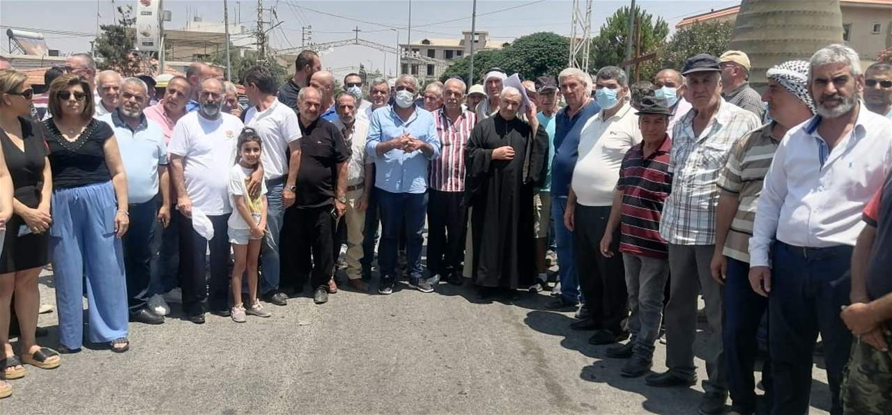   وقفة إحتجاجية لأهالي القاع على الطريق الدولية إستنكاراً لتعرض أبناء البلدة لسطو مسلح