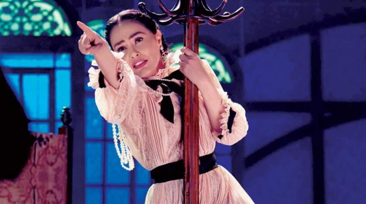 التعليق الأول لـ شريهان بعد عرض مسرحيتها "كوكو شانيل" 