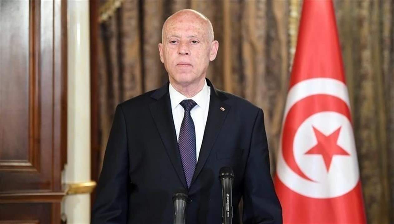 الرئيس التونسي يعفي رئيس الوزراء من منصبه ويجمد سلطات البرلمان