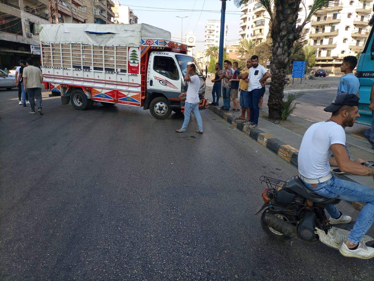 الوكالة الوطنية: محتجون قطعوا طريق البداوي الدولي بالشاحنات والسيارات 