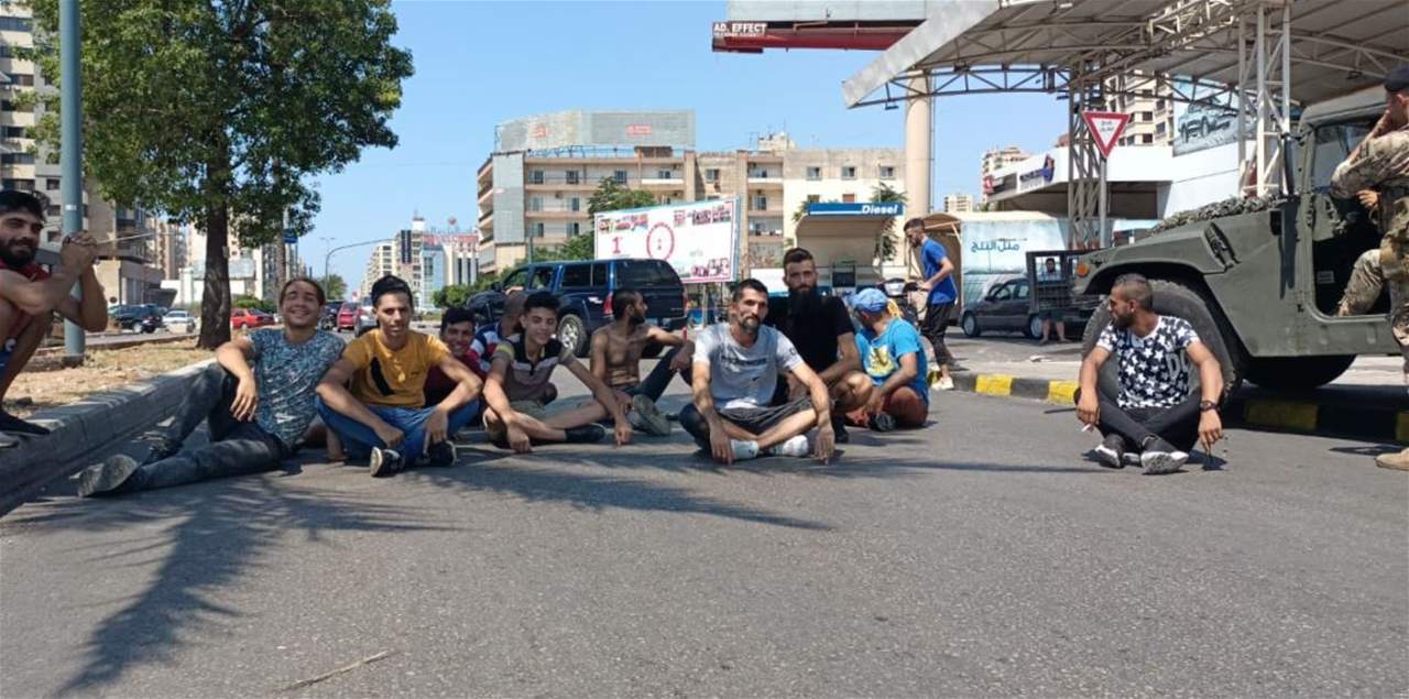 مراسل "الجديد": محتجون في طرابلس قطعوا الطريق في البحصاص عند مدخل المدينة الجنوبي احتجاجا على الاستمرار بتوقيف  الناشطين شوقي مراد ونور شاهين مطالبين بالإفراج عنهما