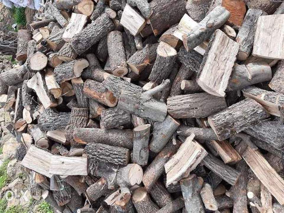 الحطب يتربع على عرش وسائل التدفئة الشتوية في ظل الشح الكبير في مادة المازوت 