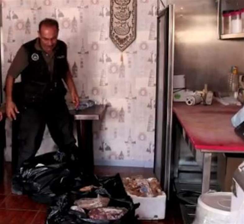 بالفيديو - دهم ملحمة في كفررمان ومصادرة كمية كبيرة من اللحوم الفاسدة