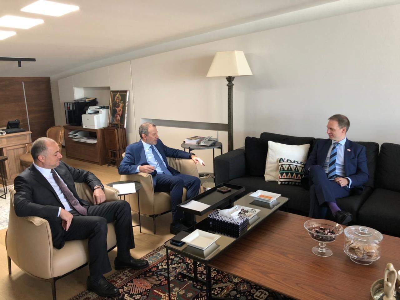 باسيل استقبل السفير البريطاني : ضرورة أن تلاحق بريطانيا قانونياً المتورطين بالفساد في لبنان