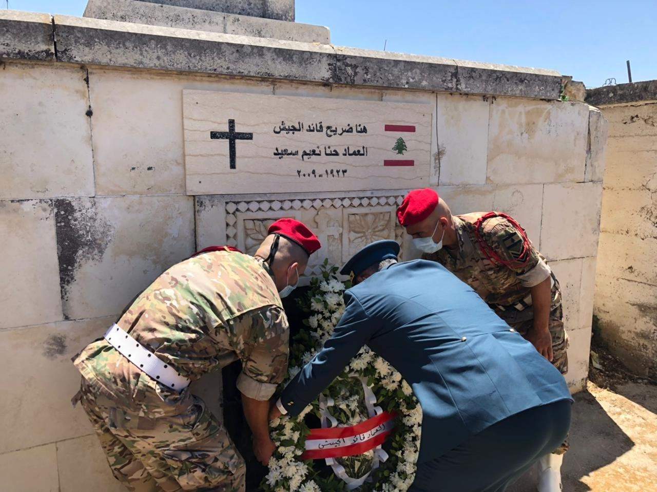 إكليل من الزهر على ضريح قائد الجيش السابق العماد حنا سعيد في بلدة القليعة أول قائد للجيش إبان أحداث العام 1975