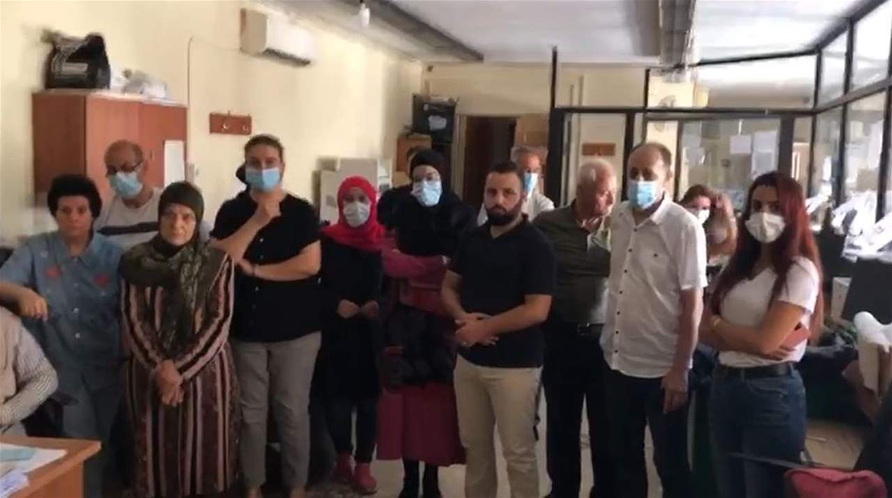 مراسل "الجديد": موظفو الضمان الاجتماعي في صور يعتصمون احتجاجاً على انقطاع التيار الكهربائي المستمر وارتفاع ساعات تقنين المولدات