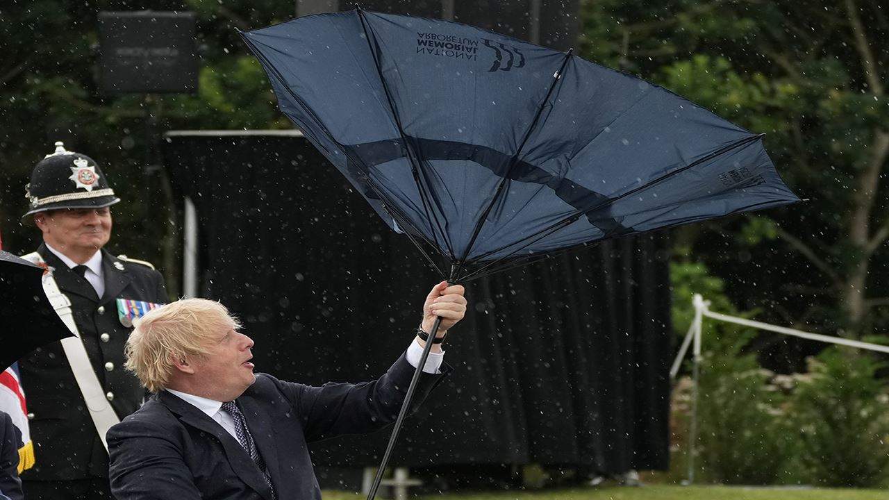 بالفيديو ـ مظلة بوريس جونسون تُحرجه أمام الأمير تشارلز