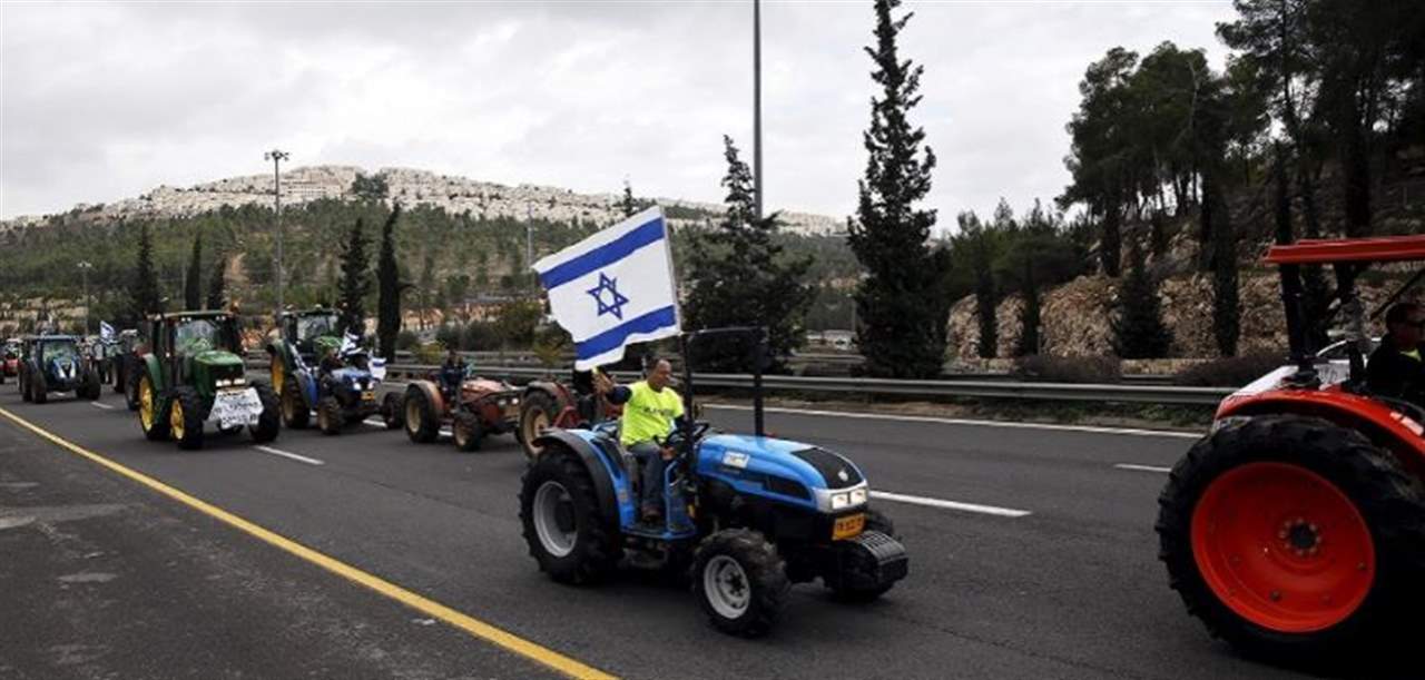 بالفيديو: مزارعون "إسرائيليون" يلقون البيض في الشارع احتجاجا على سياسات الحكومة