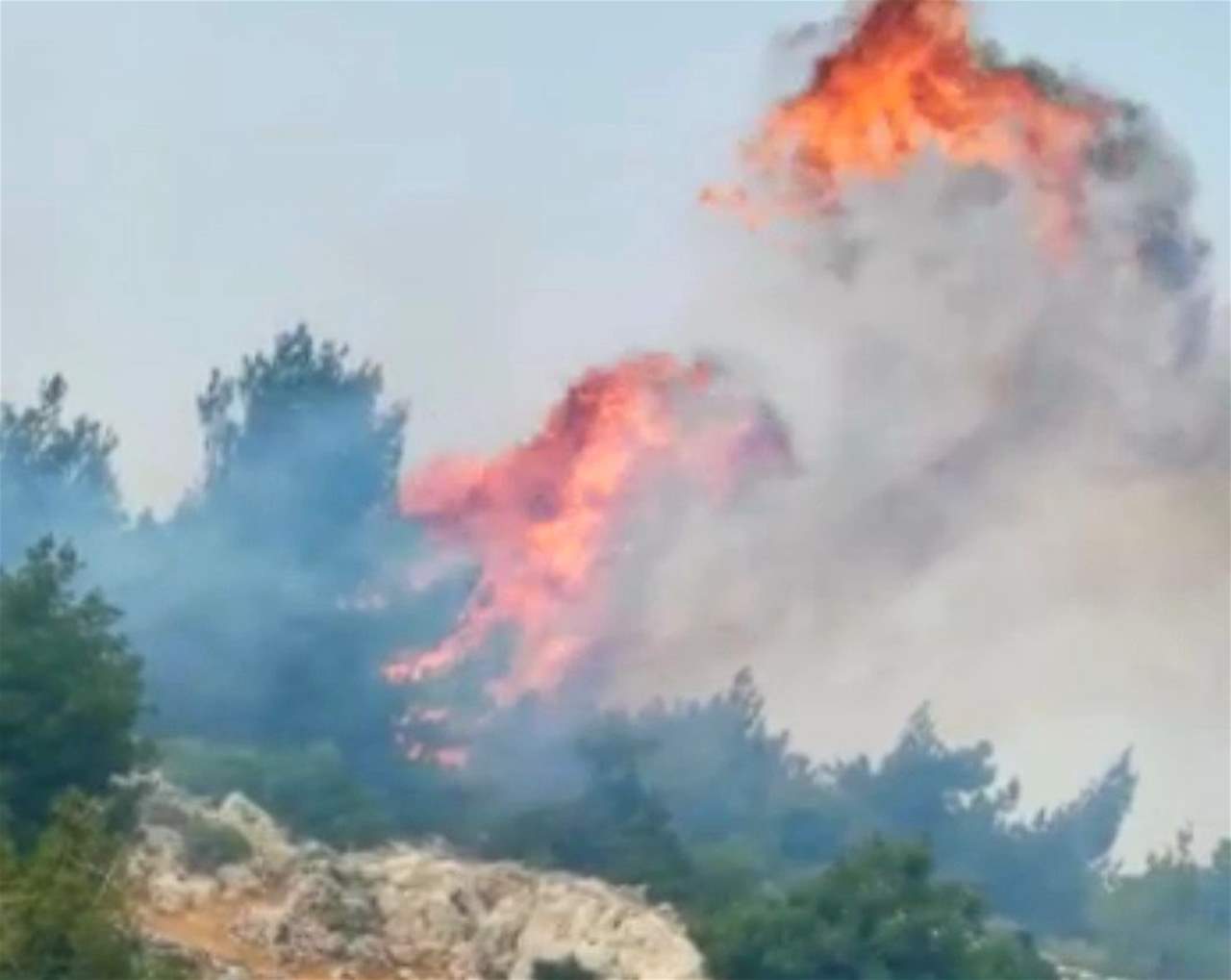 تجدّد اشتعال الحرائق في محلة النير في منطقة جبل أكروم