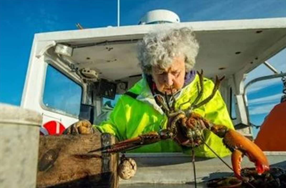 بالصور والفيديو - سيدة الكركند البالغة 101 عاماً أقدمُ صيّاد في العالم