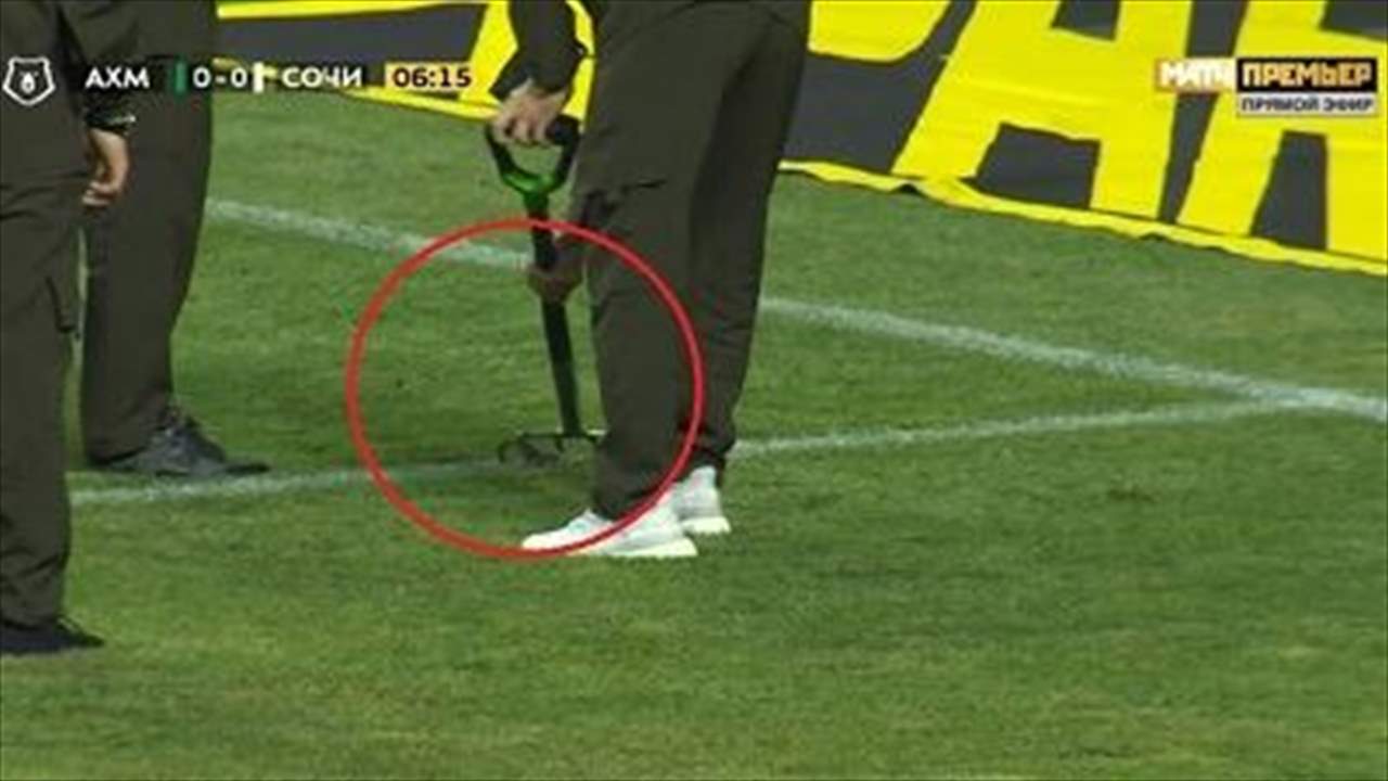 بالفيديو - أفعى تتمختر في الميدان تُوقف مباراة في الدوري الروسي