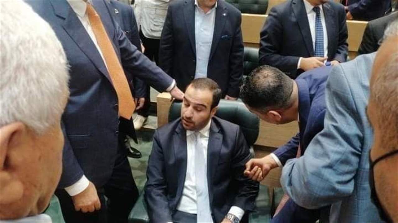 بالفيديو ـ نائب أردني يعتصم على مقعد رئيس الوزراء في البرلمان احتجاجاً على سياسة حكومته برفع الأسعار