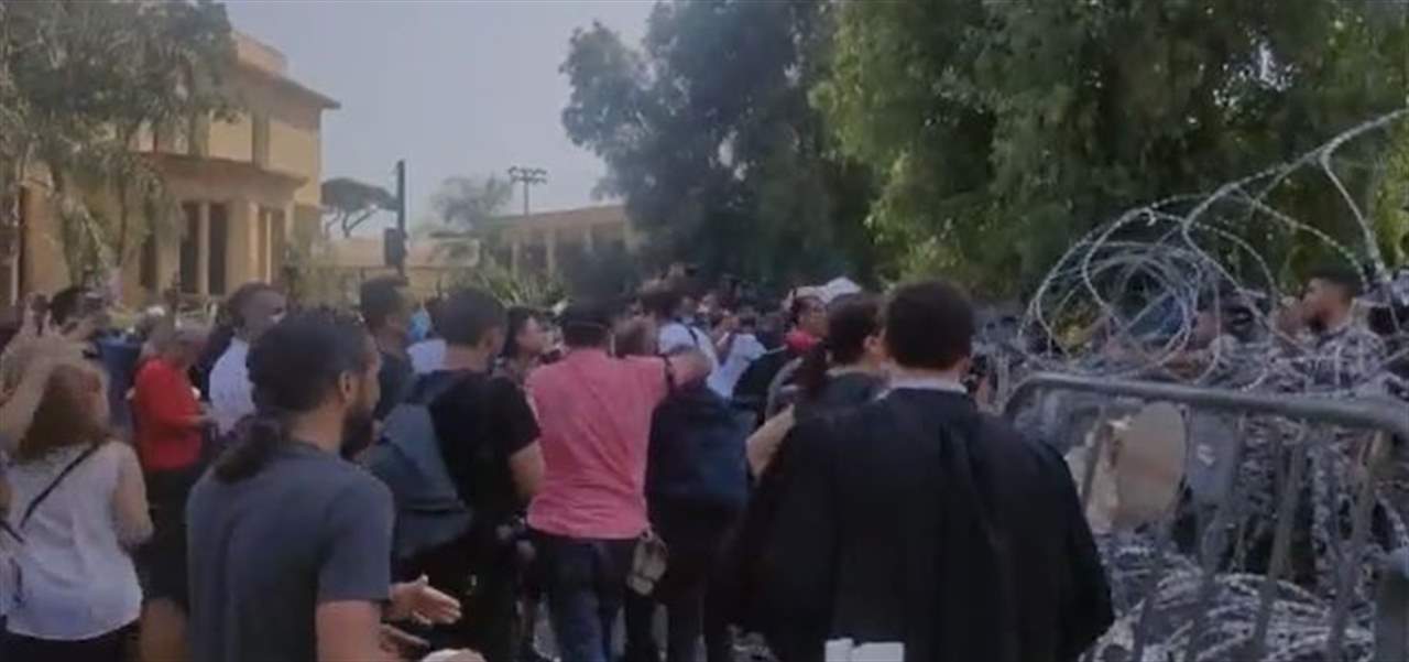 بالفيديو ـ محتجون أمام مقر الأمن العام في المتحف 