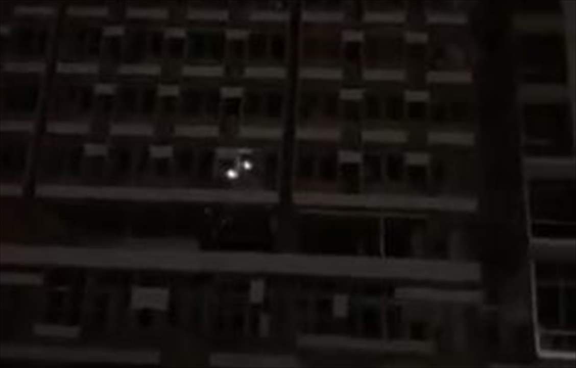 بالفيديو- محتجون يقتحمون مبنى شركة كهرباء لبنان بالقرب من مرفأ بيروت في منطقة مار مخايل