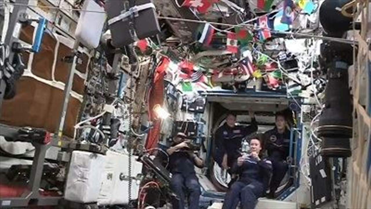 بالفيديو: رغم إنعدام الوزن .. تسلّم وتسليم في الفضاء بين طوكيو وباريس