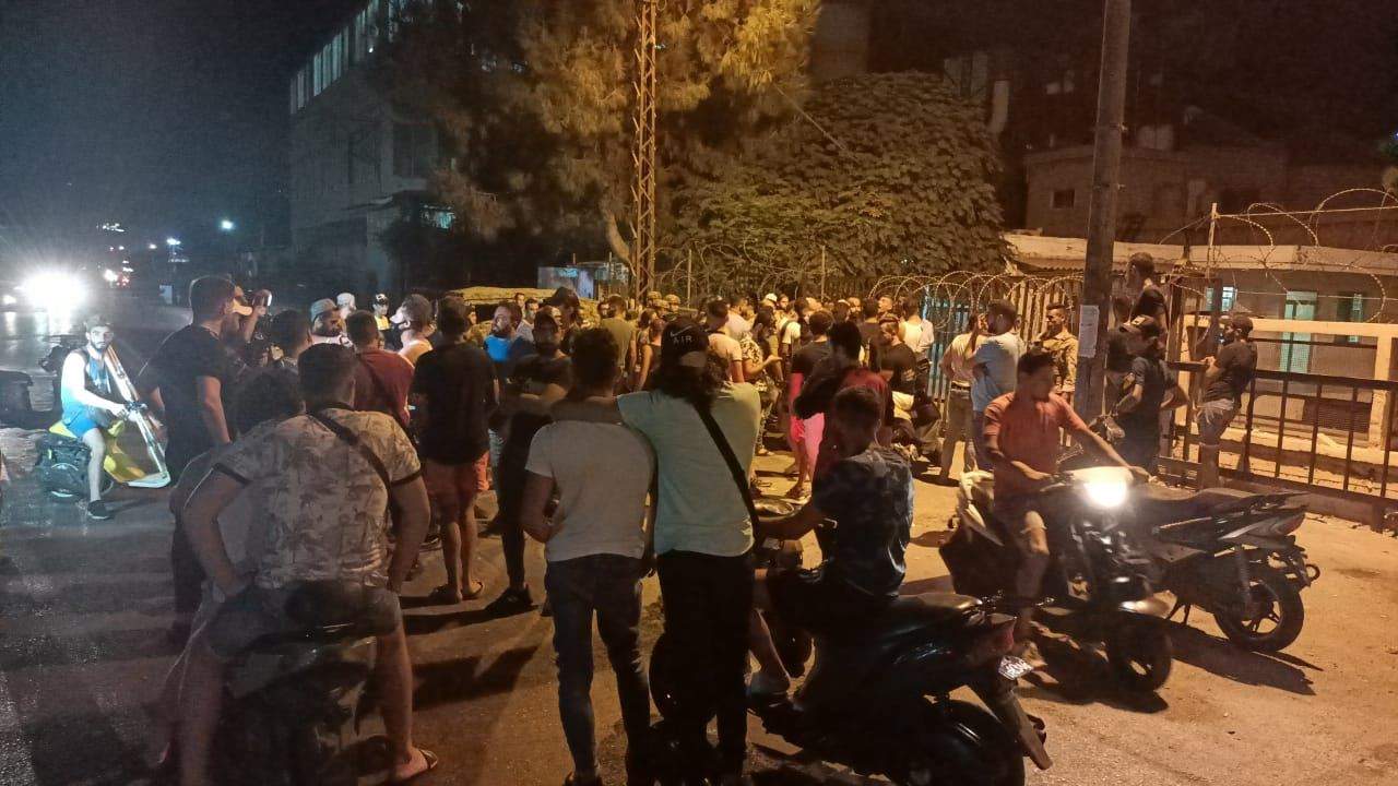 مراسل "الجديد": محتجون في طرابلس يعتصمون امام شركة كهرباء قاديشا في البحصاص احتجاجا على الانقطاع الدائم للتيار الكهربائي