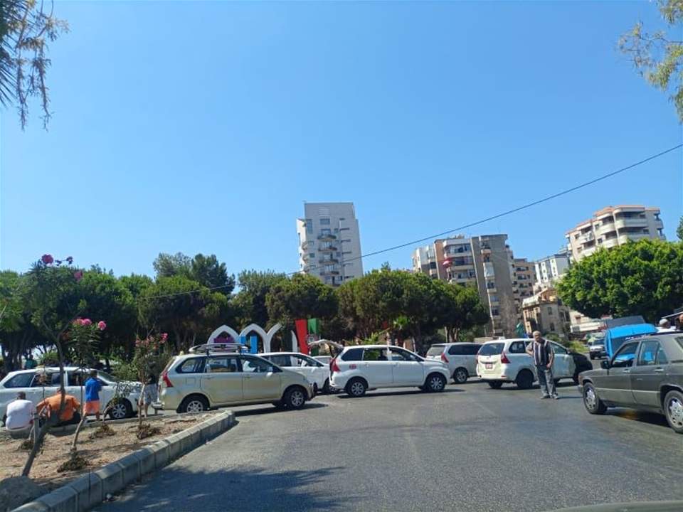 مراسل الجديد: السائقون العموميون وعدد من المواطنين عمدوا الى اغلاق دوار مرجان في صيدا بسياراتهم احتجاجاً على قرار مصرف لبنان برفع الدعم عن المحروقات 