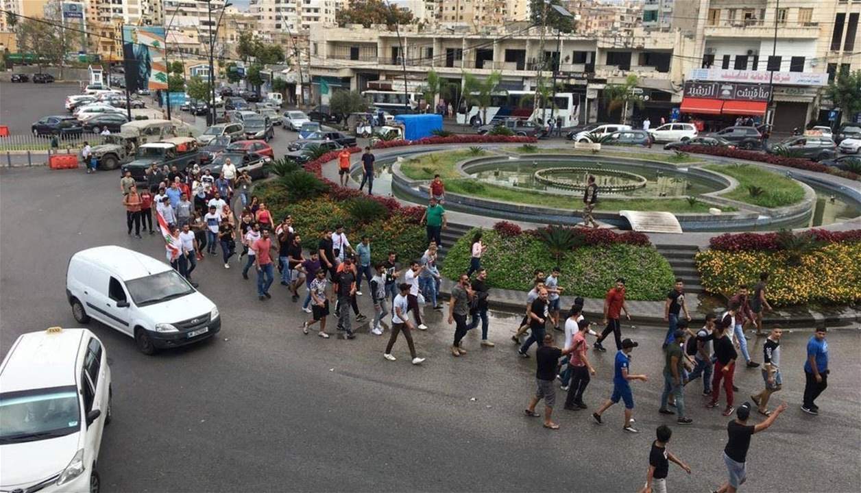 بالصور: اشعال اطارات عند ساحة تقاطع ايليا في صيدا 