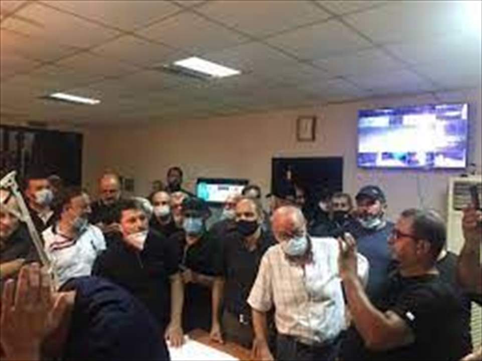  محتجون دخلوا المعمل الحراري في صور مطالبين بتوزيع عادل للكهرباء