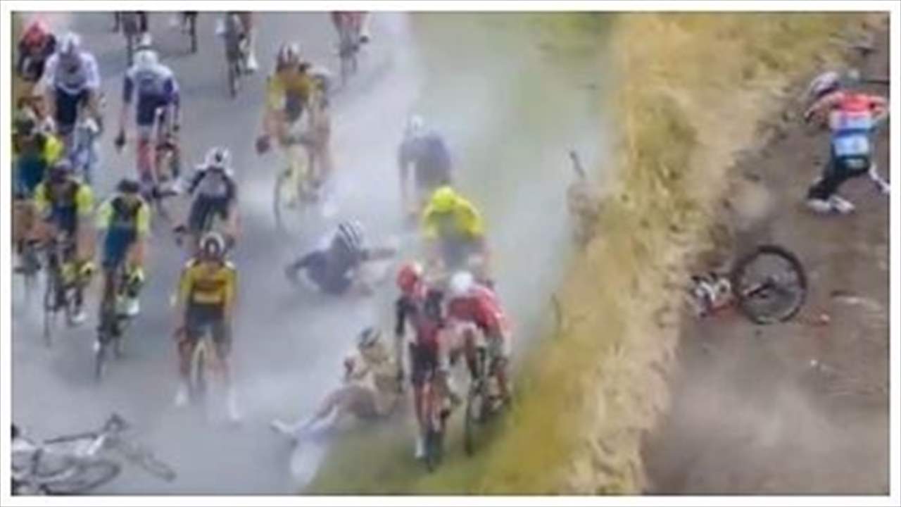 بالفيديو - حادث جماعي في بطولة العالم للدراجات ووقوع جرحى !!