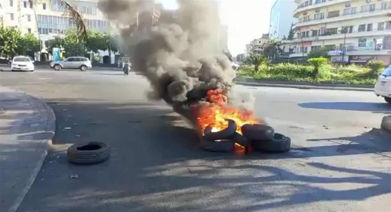 مراسل "الجديد": قطع الطريق عند ساحة النجمة في صيدا بالاطارات المشتعلة