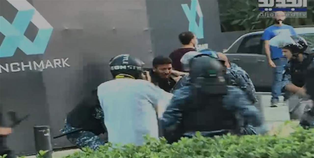 بالفيديو ـ لحظة اعتقال وليام نون شقيق الشهيد جو نون من قبل قوى مكافحة الشغب أمام منزل الرئيس نجيب ميقاتي 