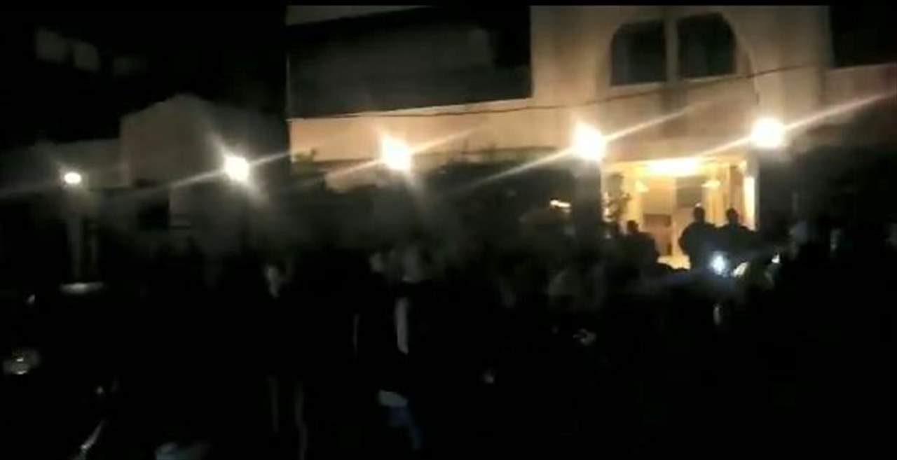 بالفيديو ـ محتجون يحاصرون منزل النائب وليد البعريني في طرابلس