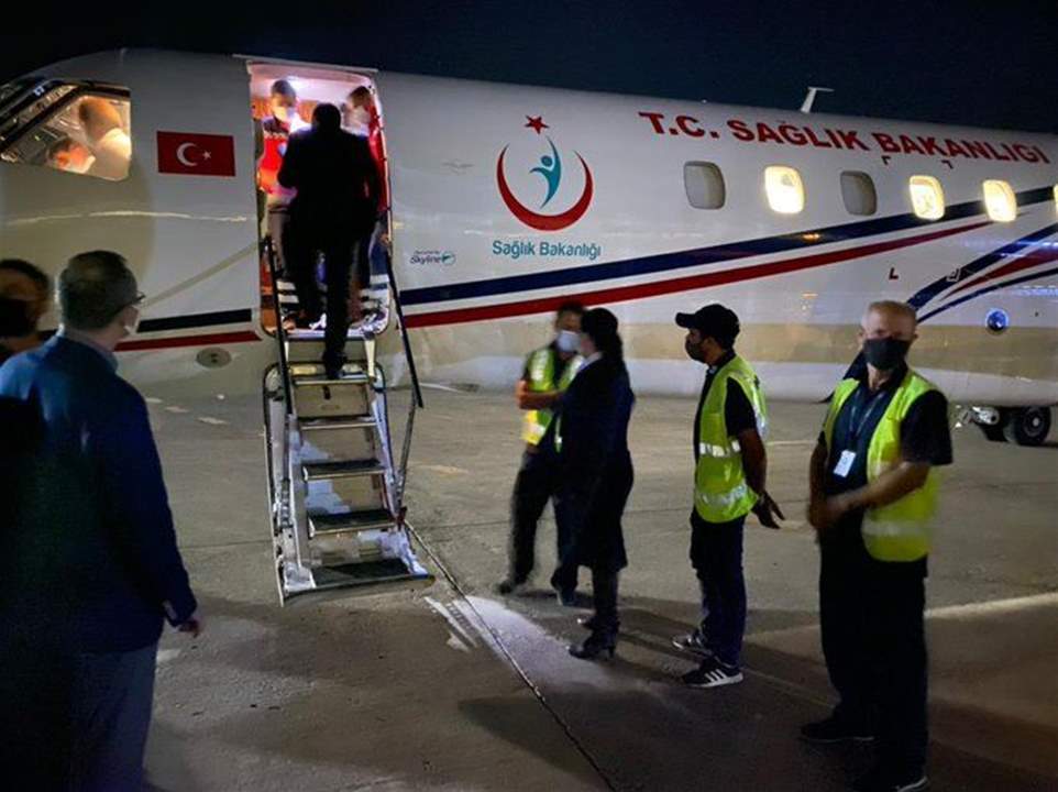  وصول أول طائرة تركية إلى مطار بيروت لنقل مصابي الجيش في انفجار عكار إلى تركيا للمعالجة