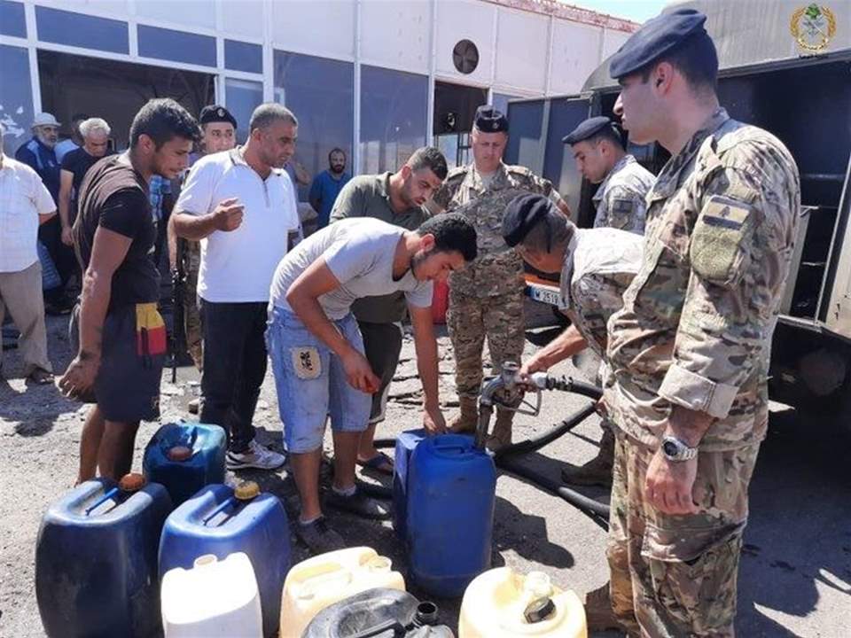  الجيش اللبناني:  توزيع ٤٠٠٠ ليتر من احتياط الجيش من المحروقات على 240 صياد في منطقة العبدة استنادا الى لوائح اسمية تمّ اعدادها