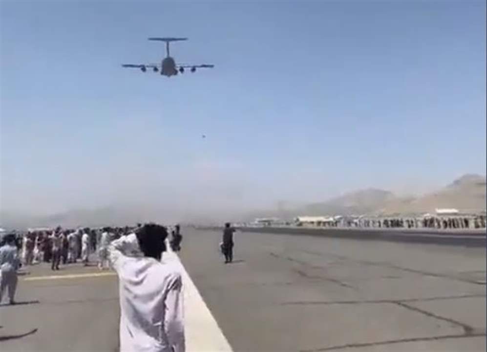 بالفيديو ـ لحظة سقوط عدد من الأفغان تشبثوا بطائرة أميركية أثناء إقلاعها من مطار كابول 