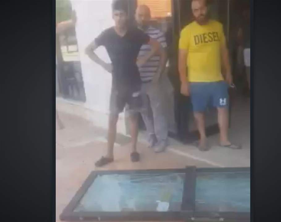 بالفيديو ـ اشكال كبير في صيدا تخلله اطلاق نار على خلفية اشتراكات المولدات وأضرار كبيرة في الممتلكات