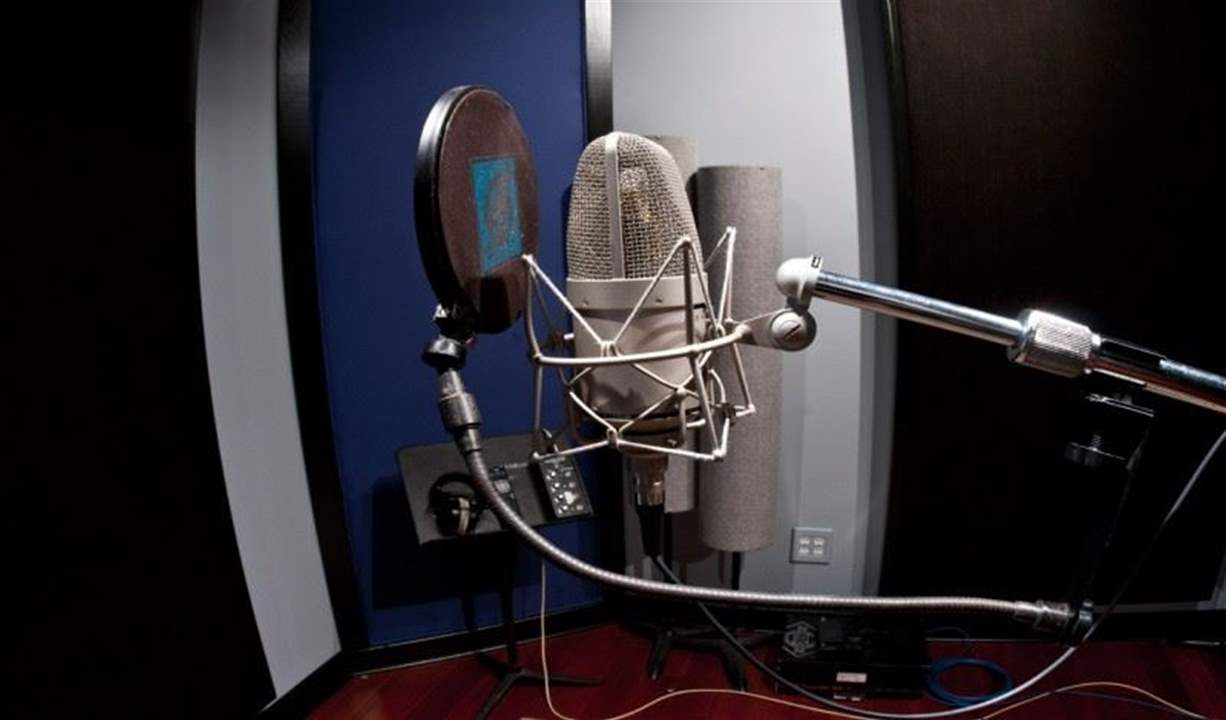 إذاعي لبناني يعتذر من مستمعي برنامجه والسبب البنزين