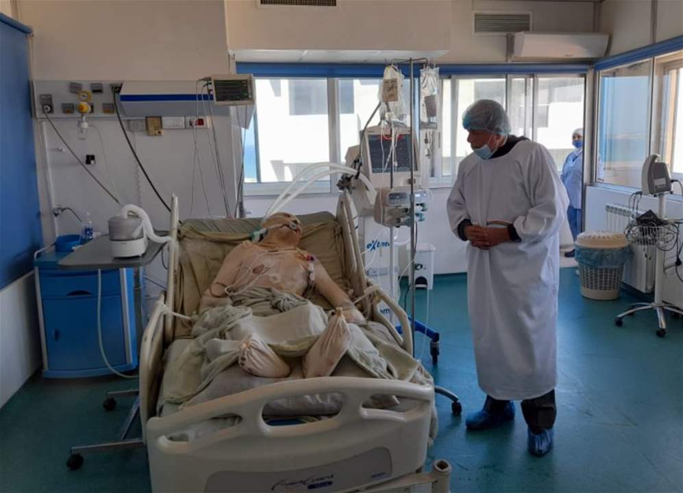 وفد من السفارة السورية في لبنان يجول على  المصابين بانفجار عكار