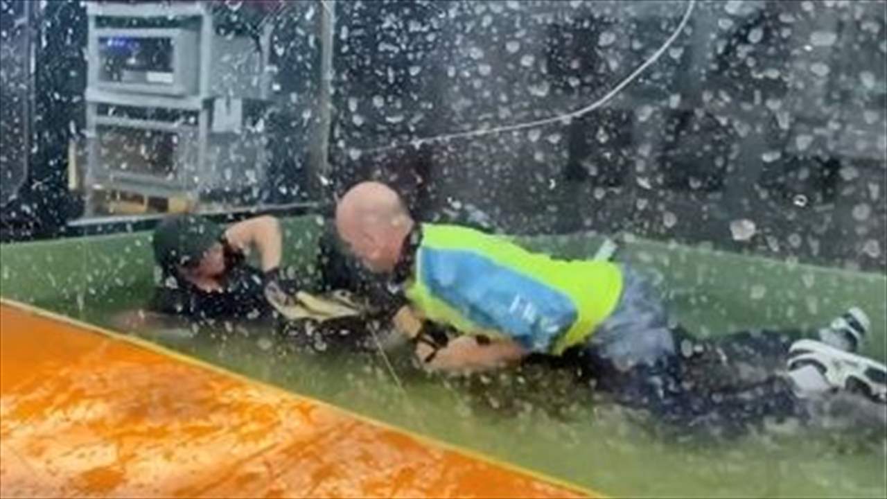 بالفيديو - التمساح يُطبق على يد المُدرّبة والضيف الشجاع ينقذها