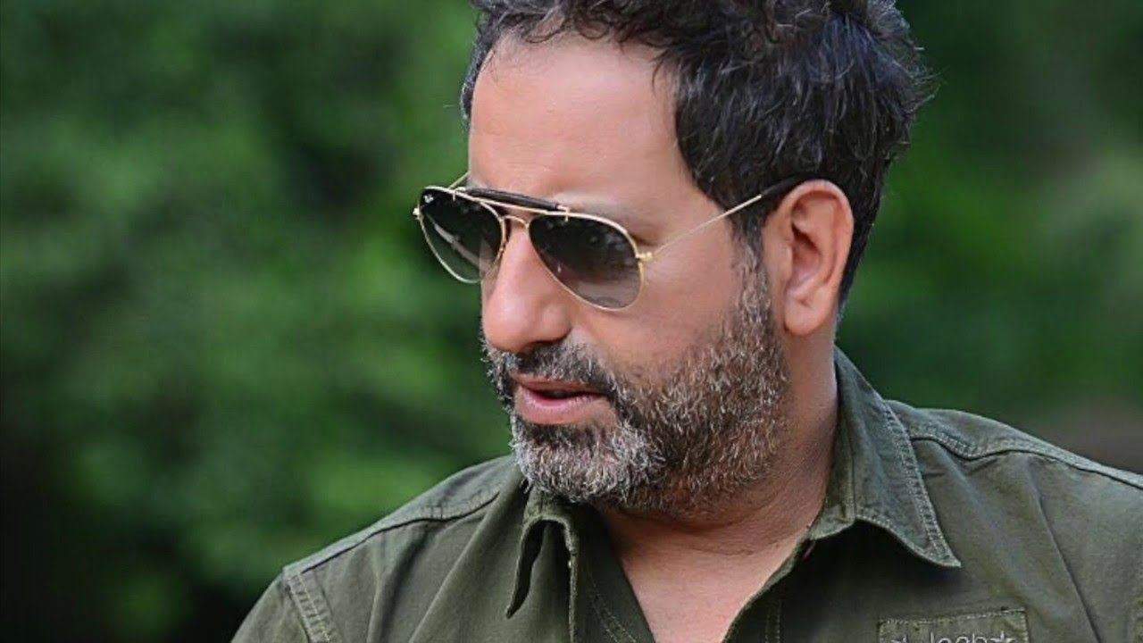 أمير يزبك يعمل على محطة البنزين في كندا "هيدي أحلى من الفن"