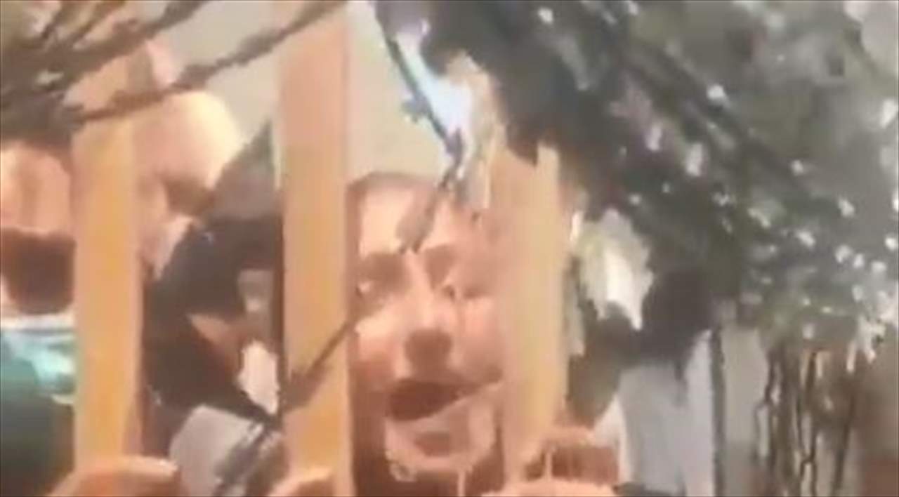 "فيديو مؤثر" لأفغانية شابة تتوسل جنودا أميركيين لمساعدتها هي وعائلتها على الفرار من حكم "طالبان"