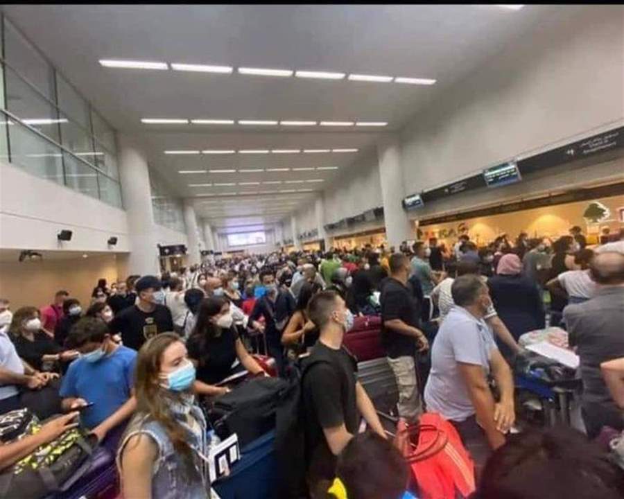 مسافرون وصلوا المطار ولم يجدوا "التاكسي" بسبب انقطاع البنزين
