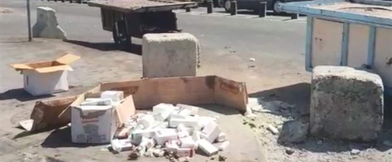 بالفيديو : ادوية منتهية الصلاحية مرمية في مستوعبين للنفايات في صيدا