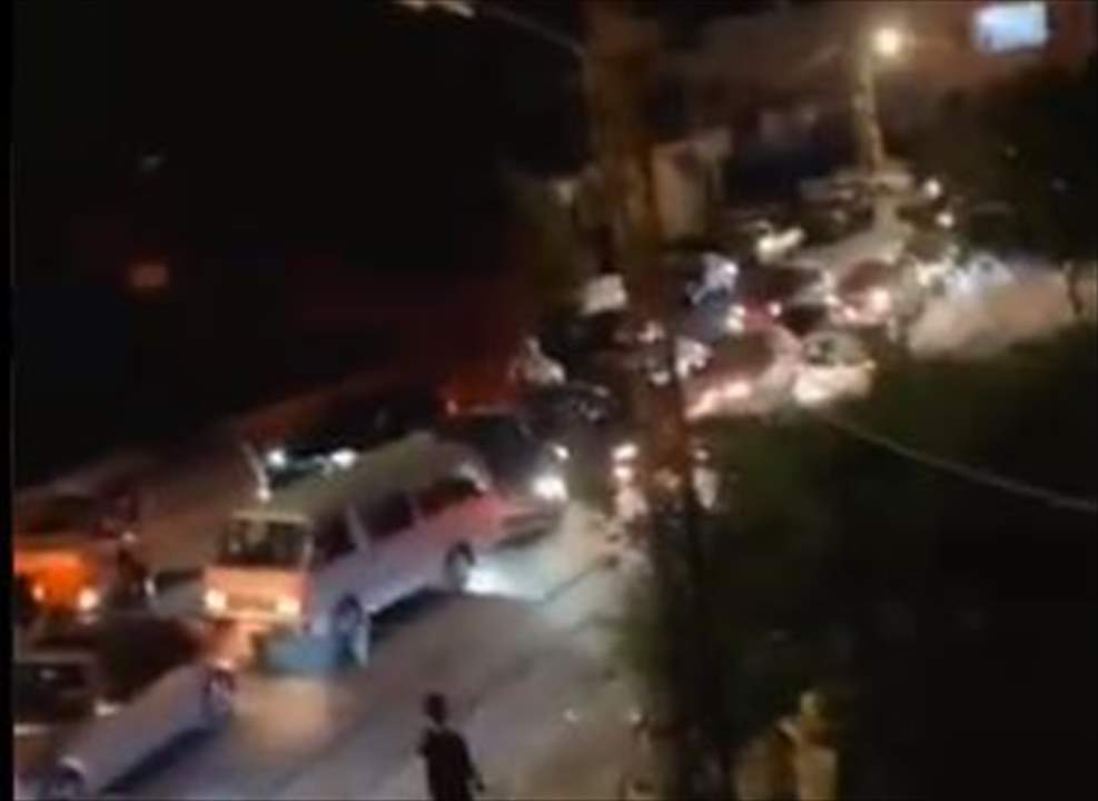 بالفيديو- طريق عام بلدة معروب الجنوبية مغلق.. وطوابير البنزين تصل إلى تخوم البلدات المجاورة