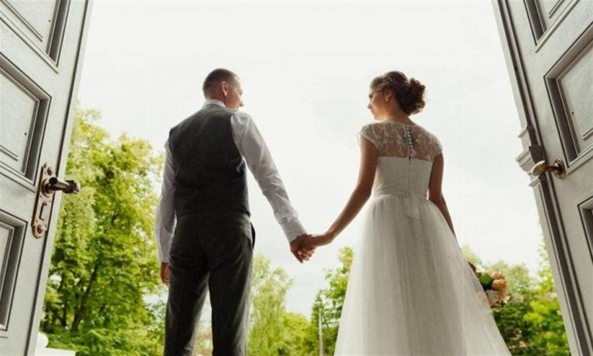 مصمم أزياء لبناني شهير يدخل القفص الذهبي بحفل أسطوري ويصمم لعروسته فستانين 