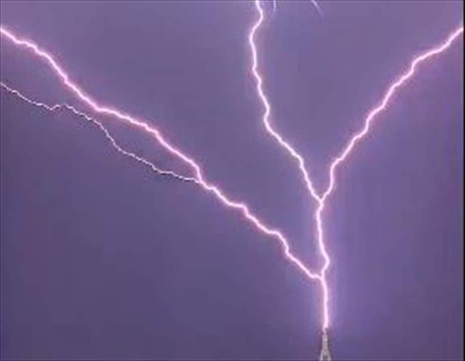 بالفيديو- البرق يضرب برج الساعة بمكة المكرمة