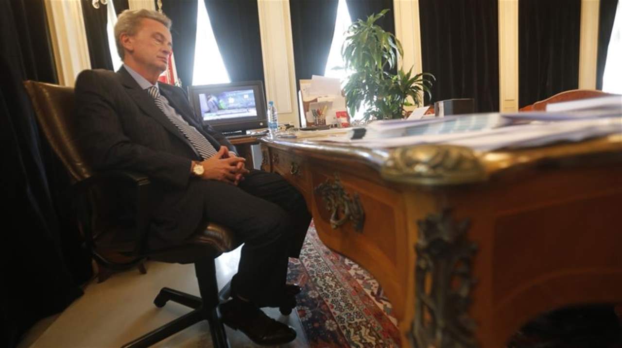 "الأخبار": الجمارك الفرنسيّة تضبطه بالجرم المشهود.. رياض سلامة يهرّب الأموال بـ"الشنطة"