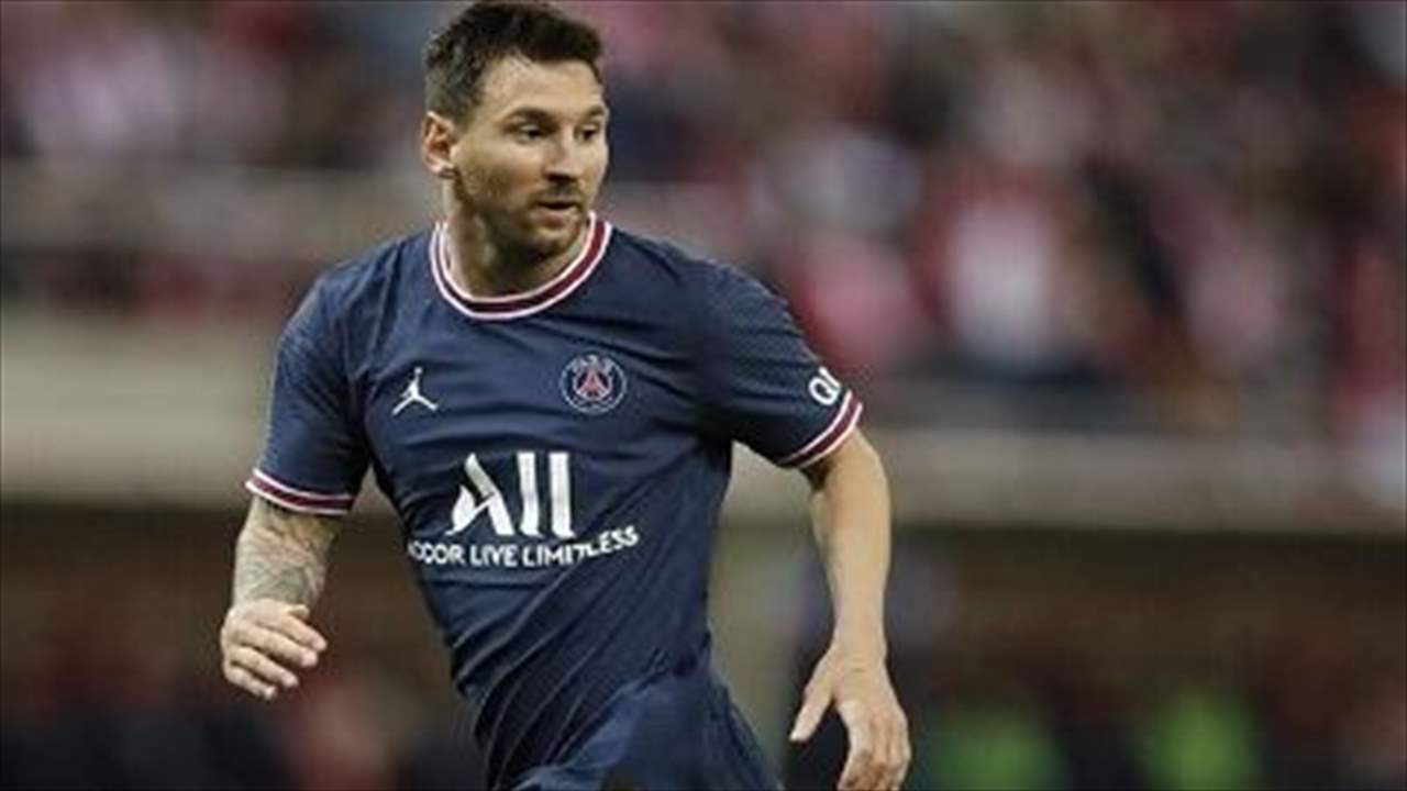 بالفيديو - ميسي خطف الأضواء: صورة مع "البيبي" وتوقيع يافطة عملاقة