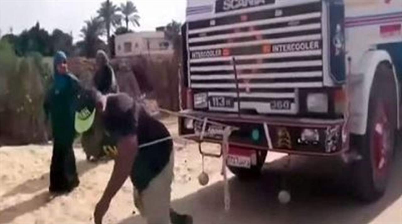 بالفيديو والصور - يفطر 30 بيضة وغذاؤه نصف خروف أو 5 كيلو من الأسماك !!