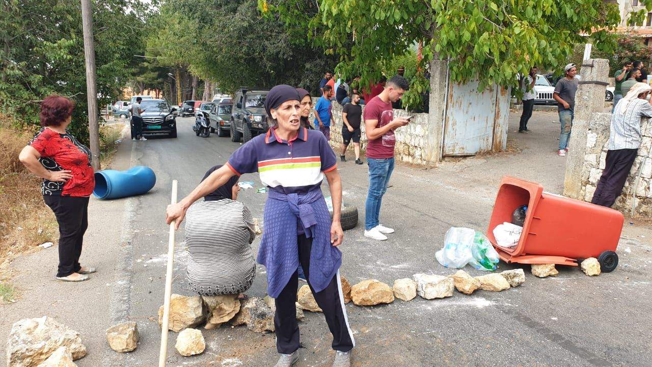 الوكالة الوطنية: قطع الطريق أمام مخفر بينو - عكار على خلفية توقيف متهم باحراق منازل