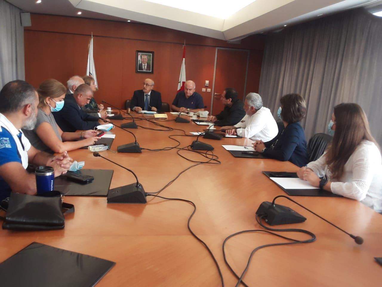 اجتماع في نقابة الأطباء عرض تأمين مادة البنزين للأطباء والممرضات والقطاع الاستشفائي