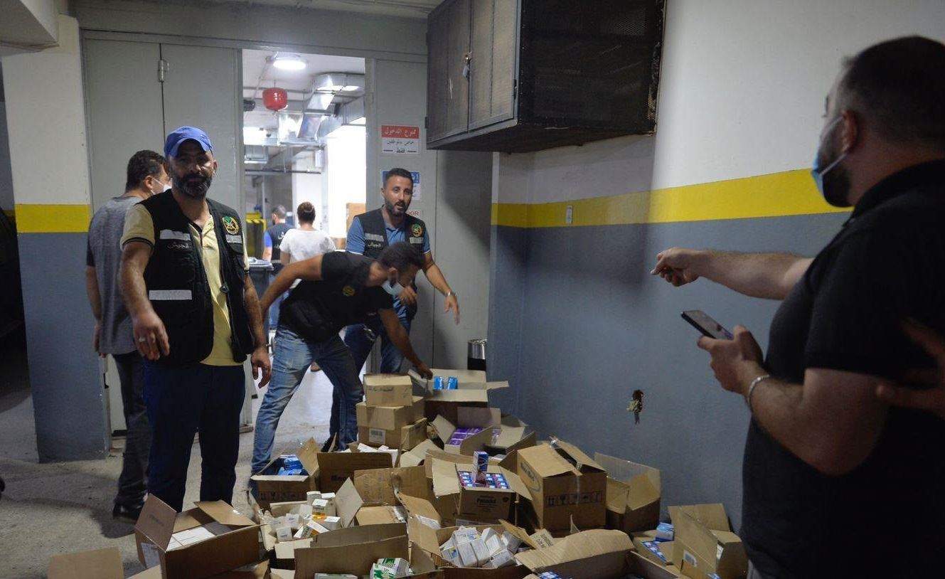 القاضي علي ابرهيم يوقف صاحب مستودع الأدوية في الفياضية